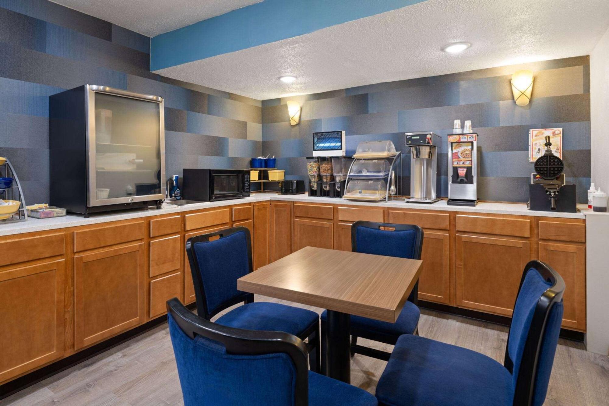 Days Inn & Suites By Wyndham Kokomo Kültér fotó