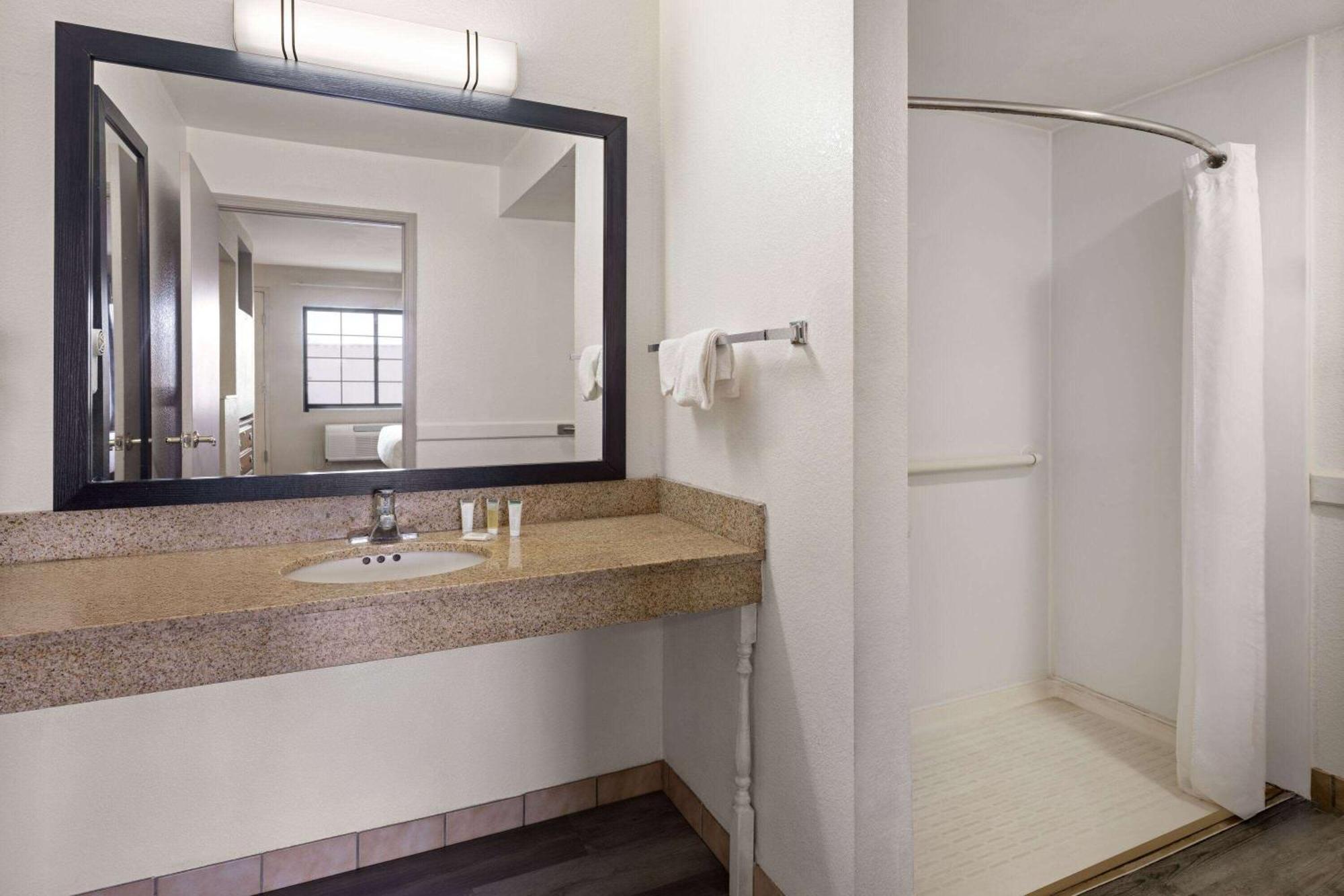 Days Inn & Suites By Wyndham Kokomo Kültér fotó