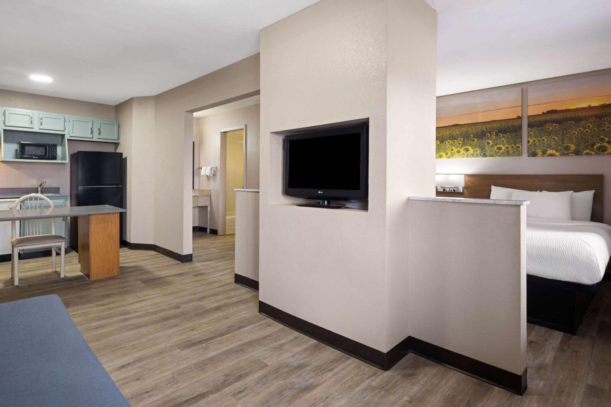 Days Inn & Suites By Wyndham Kokomo Kültér fotó
